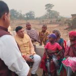 शोक संतप्त परिवार के बीच पहुंचे विधायक कुमार उज्ज्वल: रेल हादसे में जान गंवाने वाले सुखदेव गंझू के परिजनों को बंधाया ढांढस