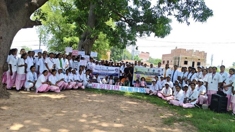 वाईबीएन विश्वविद्यालय के छात्रों ने नुक्कड़ नाटक और रैली से सिदरौल-चटकपुर में फूंका नशा मुक्ति का बिगुल