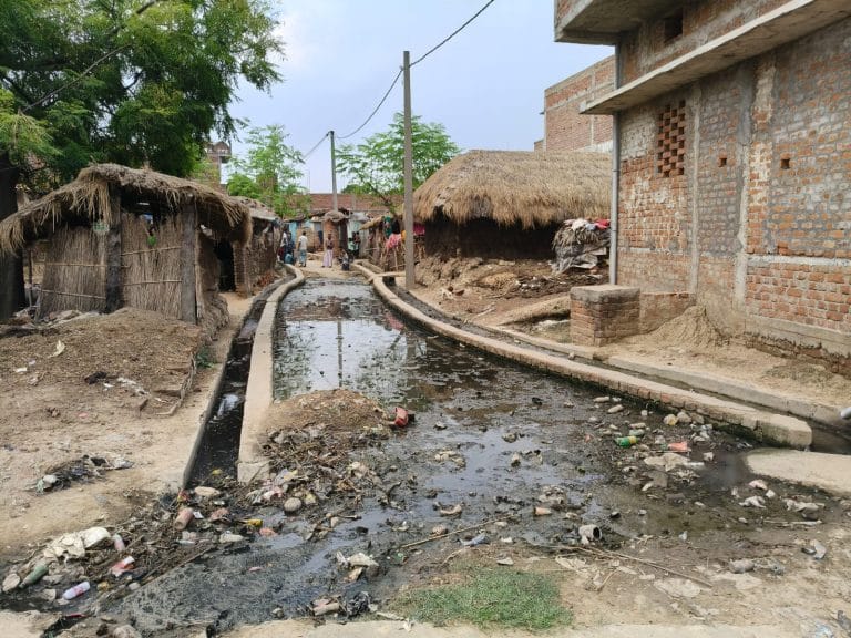 सड़क पर गंदा पानी, बदबू और मच्छरों का डेरा; भाजपुर में बीमारी की आशंका से सहमे ग्रामीण