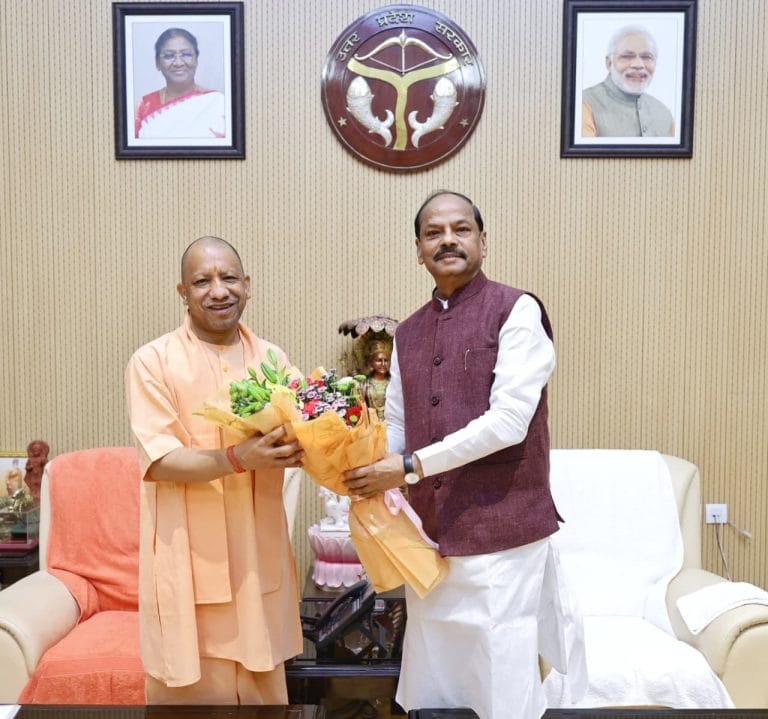 अयोध्या और लखनऊ के दौरे पर झारखंड के पूर्व मुख्यमंत्री रघुवर दास, रामलला के किए दर्शन, सीएम योगी से भी मिले