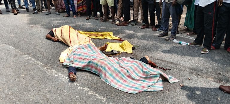 रामगढ़ में बेकाबू बस ने बाइक सवार दो युवकों को रौंदा, दर्दनाक मौत के बाद सड़क पर शव रख फूटा लोगों का गुस्सा