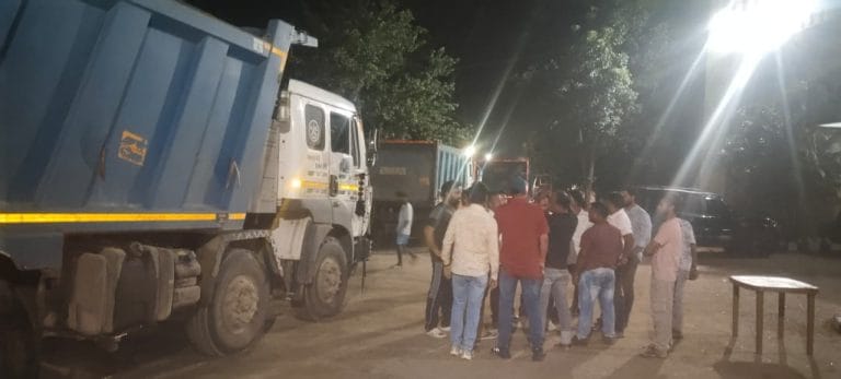 गुमला में बालू लदे 3 हाइवा जब्त करने पर बवाल: खान निरीक्षक पर बाउंसरों संग मारपीट का आरोप, अधिकारी बोले- सिर्फ निजी चालक था साथ
