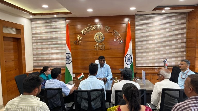 रांची जनता दरबार में दिखा डीसी मंजूनाथ भजन्त्री का संवेदनशील रुख, दिव्यांग को मौके पर मिली इलेक्ट्रिक ट्राईसाइकिल और लापरवाही पर सख्त जांच के आदेश