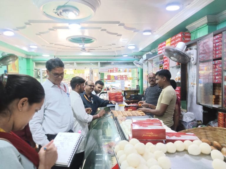 श्रावणी मेले के मद्देनजर देवघर में खाद्य सुरक्षा विभाग का बड़ा एक्शन: डोमिनोज, अमूल समेत दर्जनों रेस्टोरेंट और मिठाई दुकानों में सघन जांच अभियान