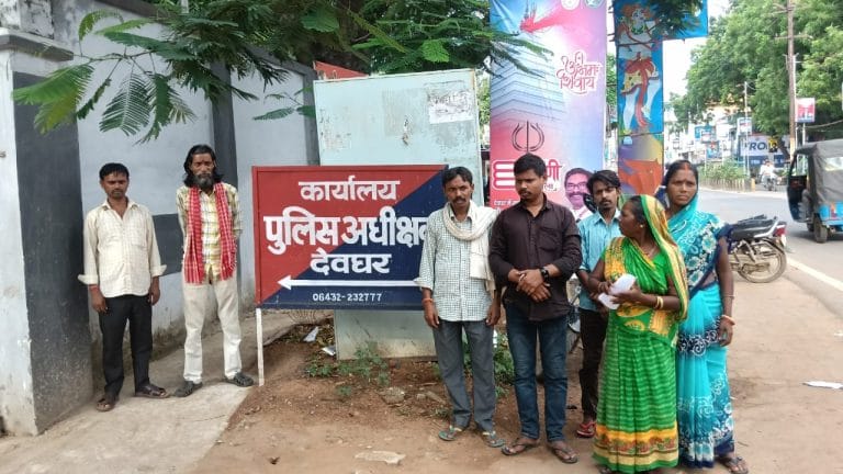 देवघर में भू-माफियाओं का दुस्साहस: जमीन विवाद में घर पर बम से हमला, पीड़ित परिवार ने एसपी से लगाई सुरक्षा और न्याय की गुहार