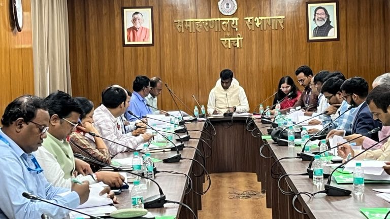 रांची में डीसीसी व डीएलआरसी बैठक: डीसी मंजूनाथ भजन्त्री ने कम सीडी रेशियो वाले बैंकों को लगाई फटकार, जल्द लोन मेला लगाने के निर्देश