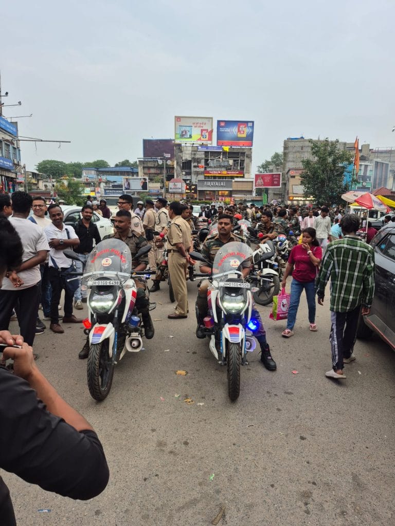 मिलाद-उल-नबी को लेकर रांची पुलिस का शक्ति प्रदर्शन: संवेदनशील इलाकों में निकला फ्लैग मार्च, ड्रोन से रखी जा रही निगरानी
