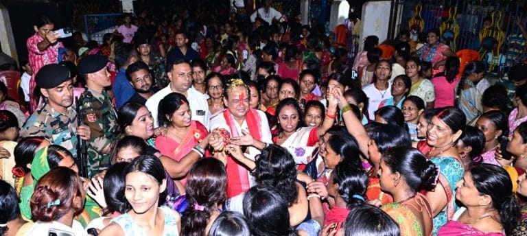 जामताड़ा के मिहिजाम में रक्षाबंधन पर उमड़ा जनसैलाब, हजारों बहनों ने बांधी राखी तो भाई ने लिया जीवनभर सम्मान और सुरक्षा का संकल्प