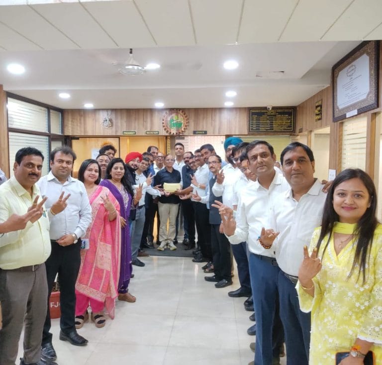 झारखंड चैंबर चुनाव: टीम तुलसी पटेल के 24 प्रत्याशियों ने भरा पर्चा, अपर बाजार में किया धुआंधार जनसंपर्क