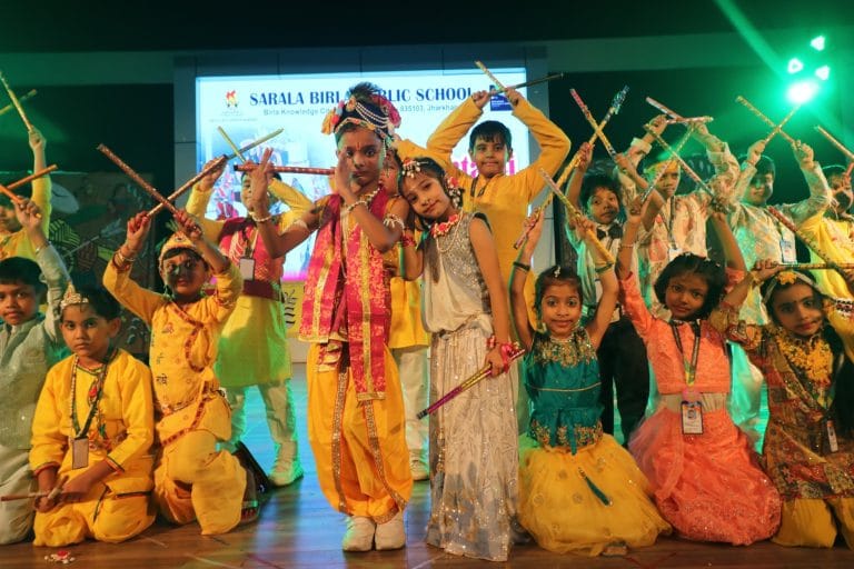 सरला बिरला पब्लिक स्कूल में धूमधाम से मना जन्माष्टमी महोत्सव, नन्हे कान्हा और राधा के नृत्यों से भक्तिमय हुआ परिसर