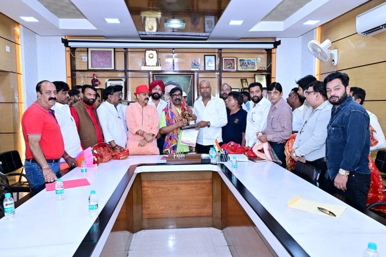 रांची के पूजा पंडालों में चलेगा नशा मुक्ति अभियान, सीएम हेमंत सोरेन ने समितियों को दिए इको-फ्रेंडली विसर्जन के निर्देश